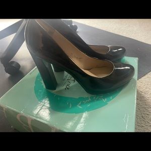 Hardly worn; conservative black heels.. really cute, stylish and professional!🖤
